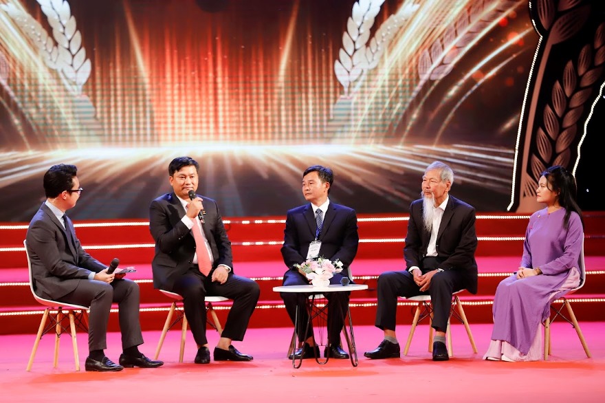 Đồng chí Phạm Toàn Vượng – Tổng Giám đốc Agribank (thứ 2 từ trái qua) tại chương trình giao lưu của Lễ trao Giải.