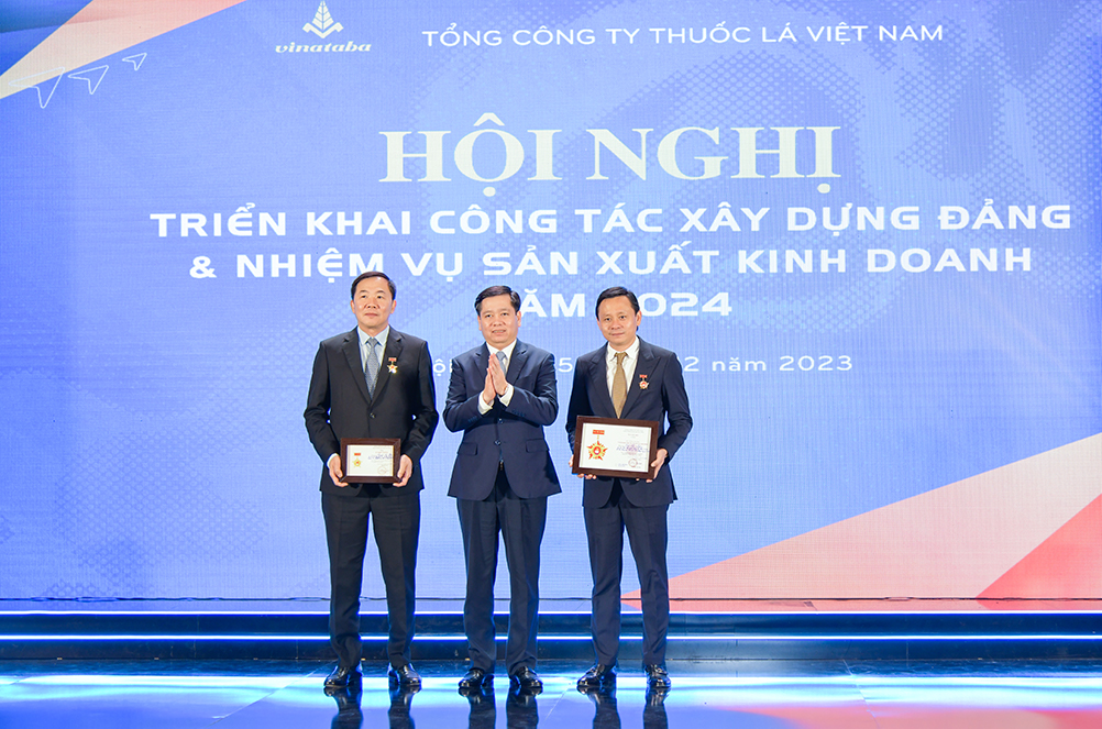 Bí thư Đảng uỷ Khối Doanh nghiệp Trung ương Nguyễn Long Hải trao Kỷ niệm chương 