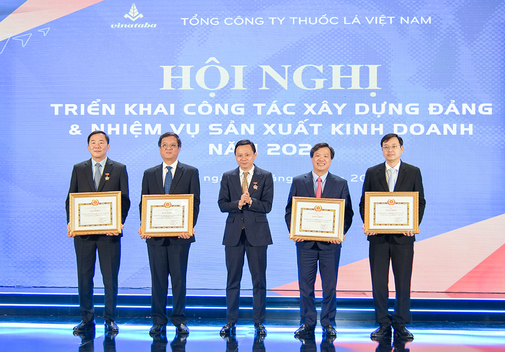 Đảng uỷ Tổng công ty Thuốc lá Việt Nam trao tặng Giấy khen cho các tổ chức đảng hoàn thành xuất sắc nhiệm vụ năm 2023.