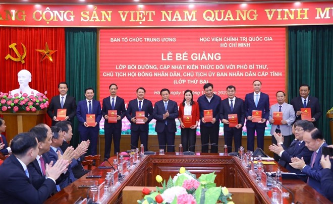 GS.TS Nguyễn Xuân Thắng trao Chứng nhận tốt nghiệp cho các học viên. Ảnh: Văn Điệp