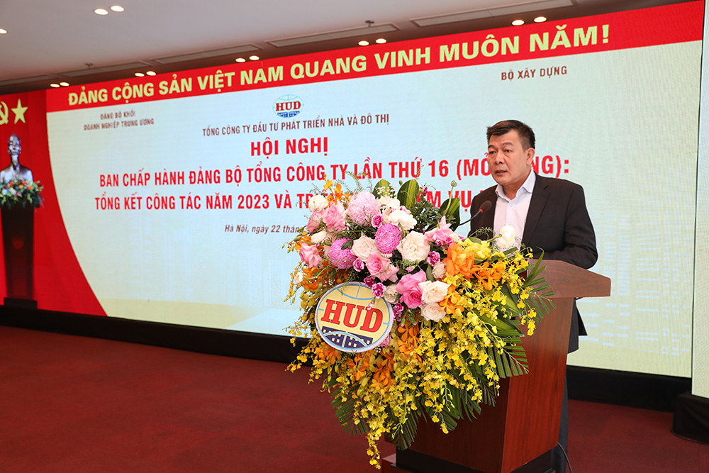 Đồng chí Nguyễn Đức Phong, Phó Bí thư Thường trực Đảng ủy Khối DNTW phát biểu tại Hội nghị