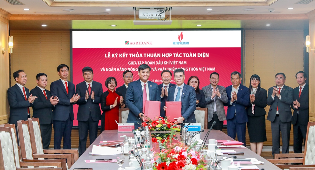 Đại diện lãnh đạo Tập đoàn Dầu khí Việt Nam (PVN) và Ngân hàng Nông nghiệp và Phát triển Nông thôn Việt Nam (Agribank) ký kết thỏa thuận hợp tác toàn diện.
