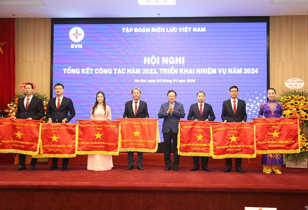 Chủ tịch Ủy ban Quản lý vốn nhà nước tại doanh nghiệp Nguyễn Hoàng Anh trao Cờ thi đua của Ủy ban cho các đơn vị xuất sắc dẫn đầu phong trào thi đua năm 2023.