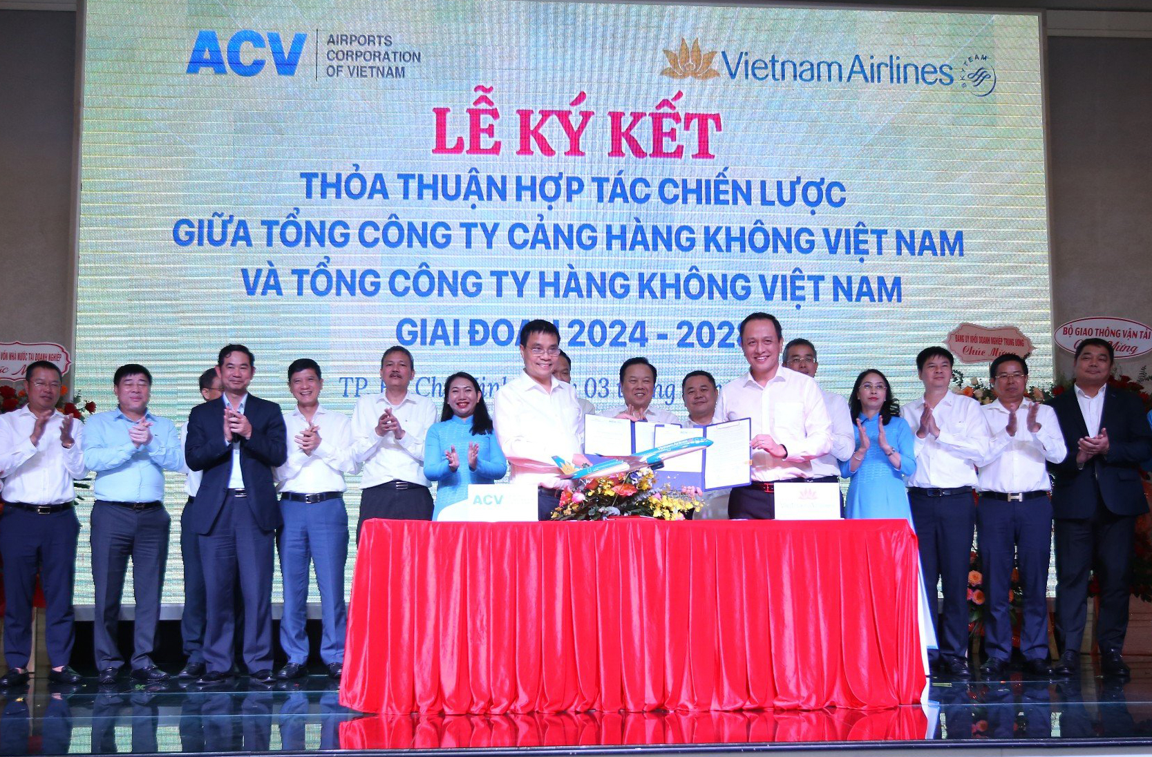 Đại diện ACV và Vietnam Airlines ký kết thỏa thuận chiến lược giữa 2 Tổng công ty giai đoạn 2024-2028.