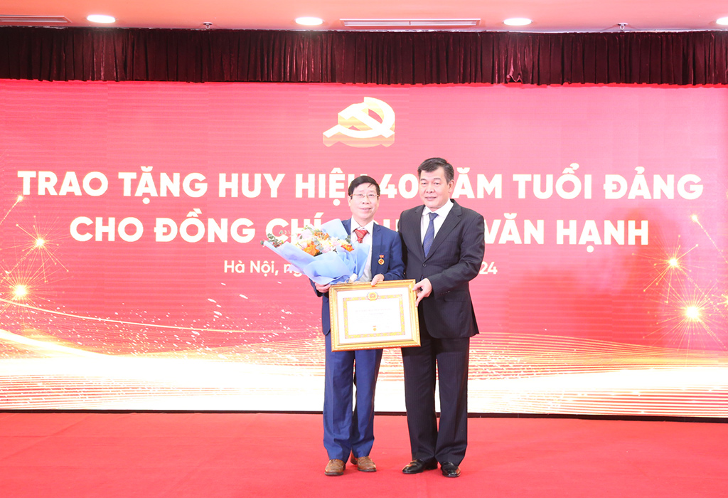 Phó Bí thư Thường trực Đảng ủy Khối Doanh nghiệp Trung ương Nguyễn Đức Phong trao huy hiệu 40 năm tuổi Đảng cho đảng viên Trần Văn Hạnh của Đảng bộ VIMC.