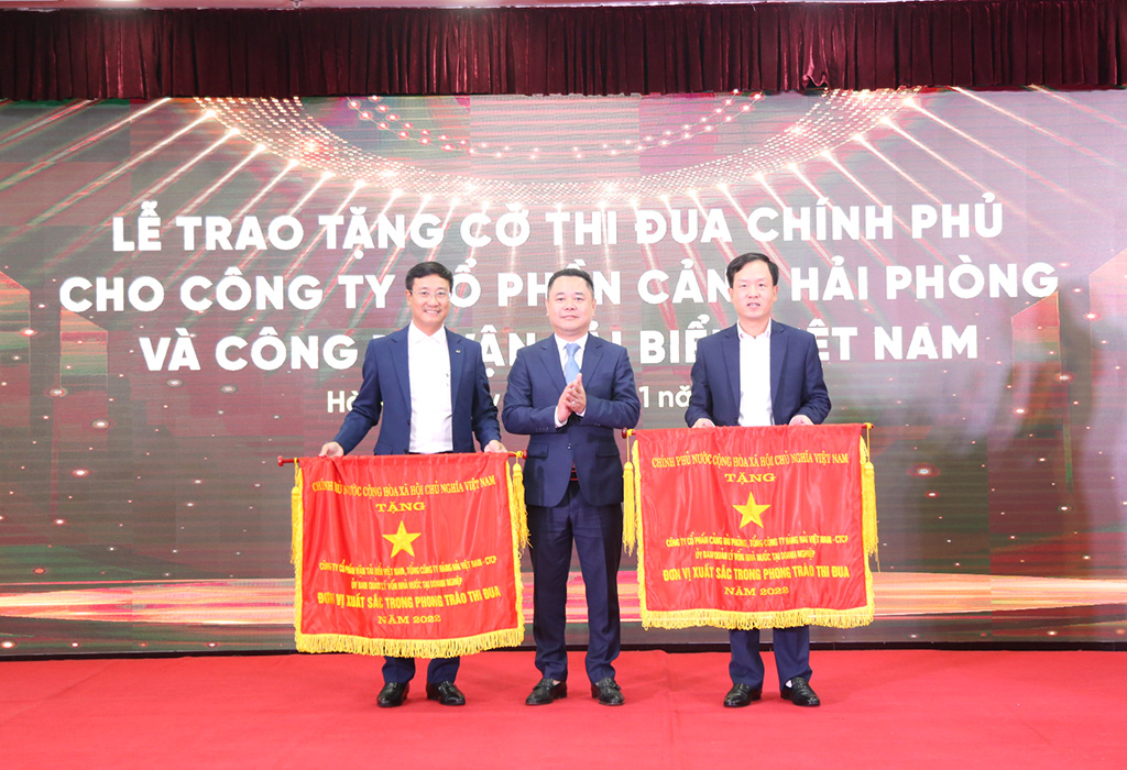Phó Chủ tịch Ủy ban Quản lý vốn nhà nước tại doanh nghiệp Nguyễn Ngọc Cảnh trao Cờ thi đua Chính phủ cho các đơn vị xuất sắc trong phong trào thi đua năm 2022 của VIMC.