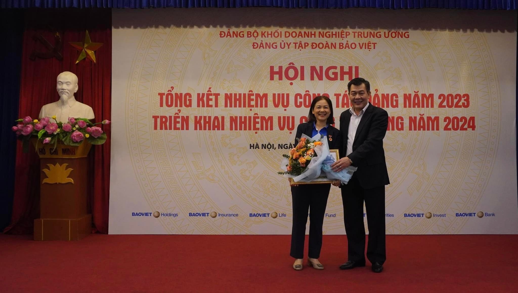 Phó Bí thư thường trực Đảng uỷ Khối Doanh nghiệp Trung ương trao tặng Huy hiệu 30 năm tuổi Đảng cho đảng viên Đảng bộ Tập đoàn bảo Việt.