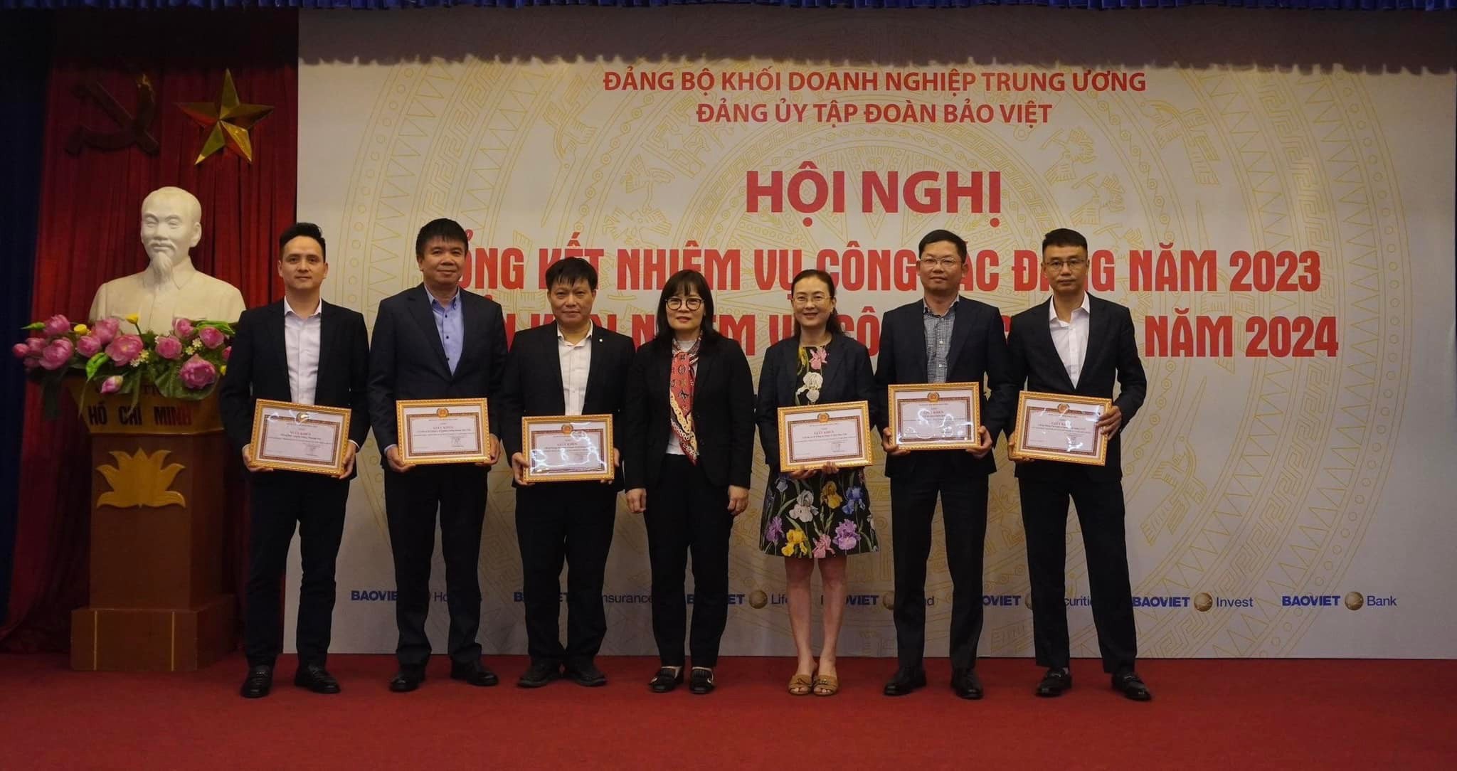 Đại diện lãnh đạo Đảng uỷ Tập đoàn Bảo Việt trao tặng Giấy khen cho các tổ chức đảng, đảng viên hoàn thành xuất sắc nhiệm vụ năm 2023.