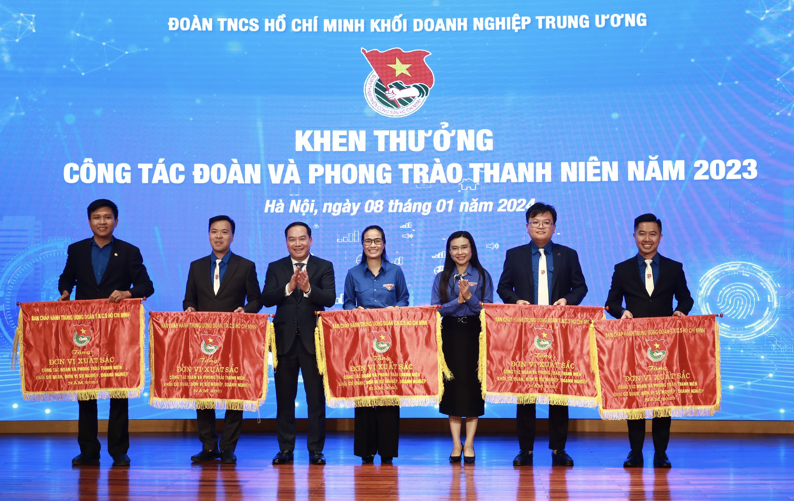 đồng chí Nguyễn Phạm Duy Trang - Bí thư BCH Trung ương Đoàn, Chủ tịch Hội đồng đội Trung ương tặng Cờ thi đua cho 5 đơn vị Đoàn cấp huyện 