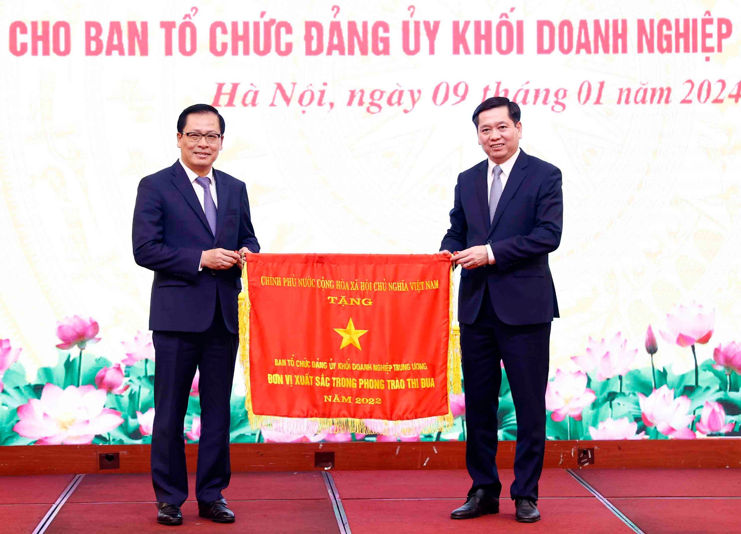 tặng Cờ thi đua cho tập thể Ban Tổ chức Đảng uỷ Khối Doanh nghiệp Trung ương đã hoàn thành xuất sắc, toàn diện nhiệm vụ công tác, dẫn đầu phong trào thi đua năm 2022 của Đảng uỷ Khối