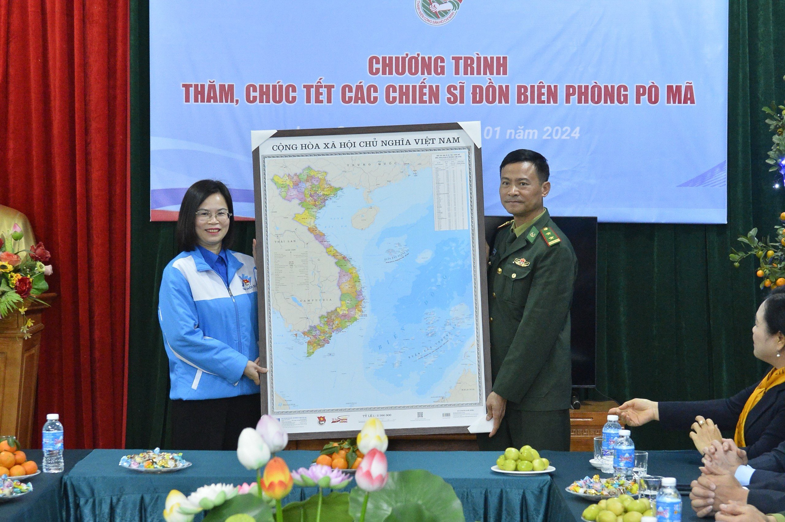 Đồng chí Hoàng Thị Minh Thu, Ủy viên BTV Trung ương Đoàn, Ủy viên BCH Đảng bộ Khối, Bí thư Đoàn Khối DNTW  trao tặng bản đồ Việt Nam cho Đồn Biên phòng Pò Mã