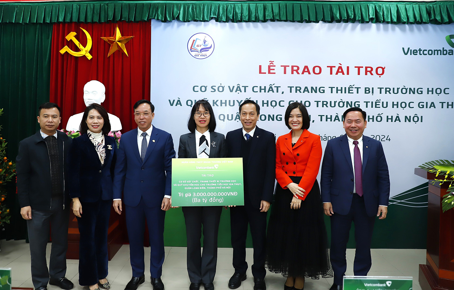 Lãnh đạo Vietcombank trao biển tượng trưng số tiền tài trợ ASXH cho Trường tiểu học Gia Thụy.