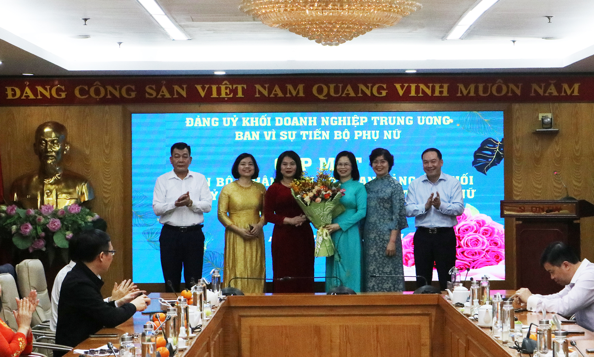 Thường trực Đảng uỷ Khối Doanh nghiệp Trung ương tặng hoa chúc mừng cán bộ, chuyên viên, nhân viên nữ Cơ quan