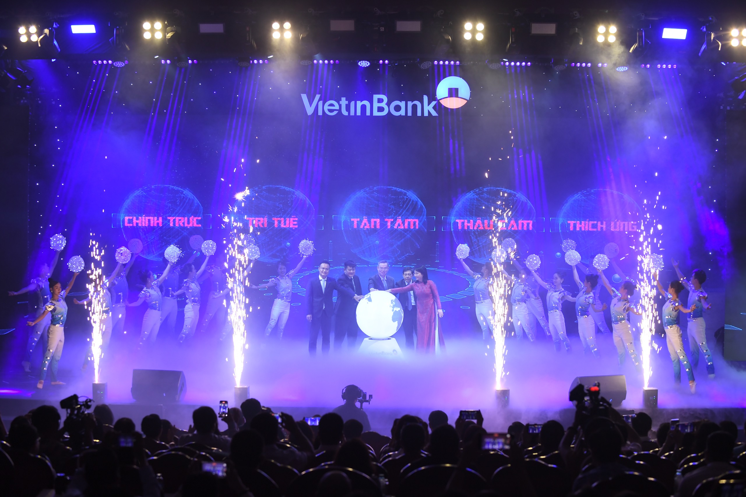 Lễ ra mắt Bộ nhận diện Văn hoá doanh nghiệp VietinBank năm 2023.