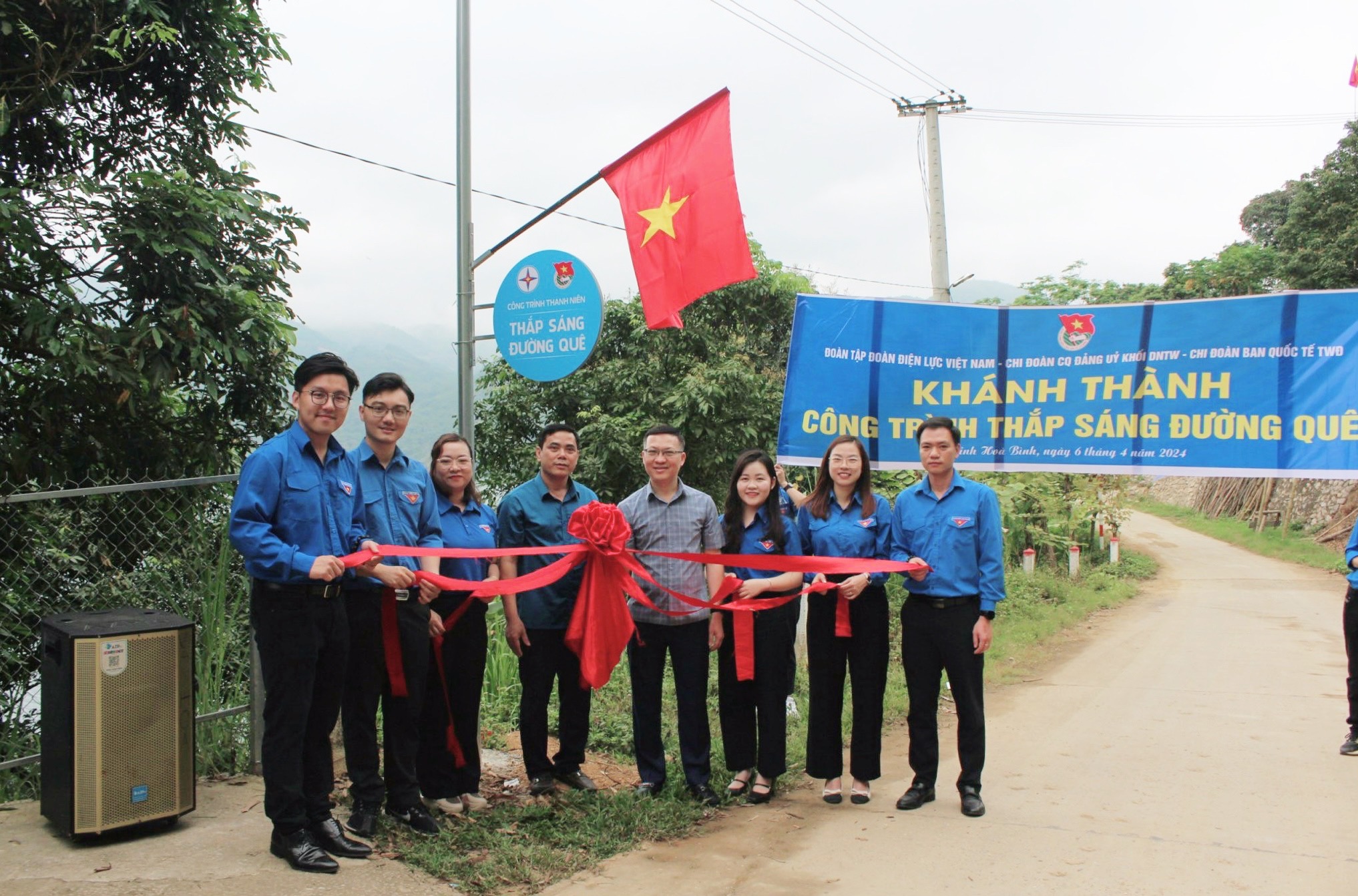 Các đại biểu thực hiện nghi thức khánh thành công trình “Thắp sáng đường quê” tại  phường Thái Bình, TP. Hoà Bình