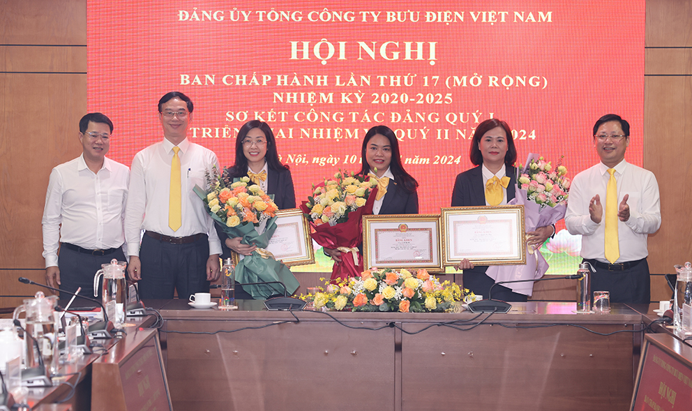 Đảng ủy Tổng công ty Bưu điện Việt Nam trao Bằng khen của Đảng ủy Khối Doanh nghiệp Trung ương cho 01 tập thể và 02 cá nhân hoàn thành xuất sắc nhiệm vụ tiêu biểu 5 năm liền giai đoạn 2019 - 2023.