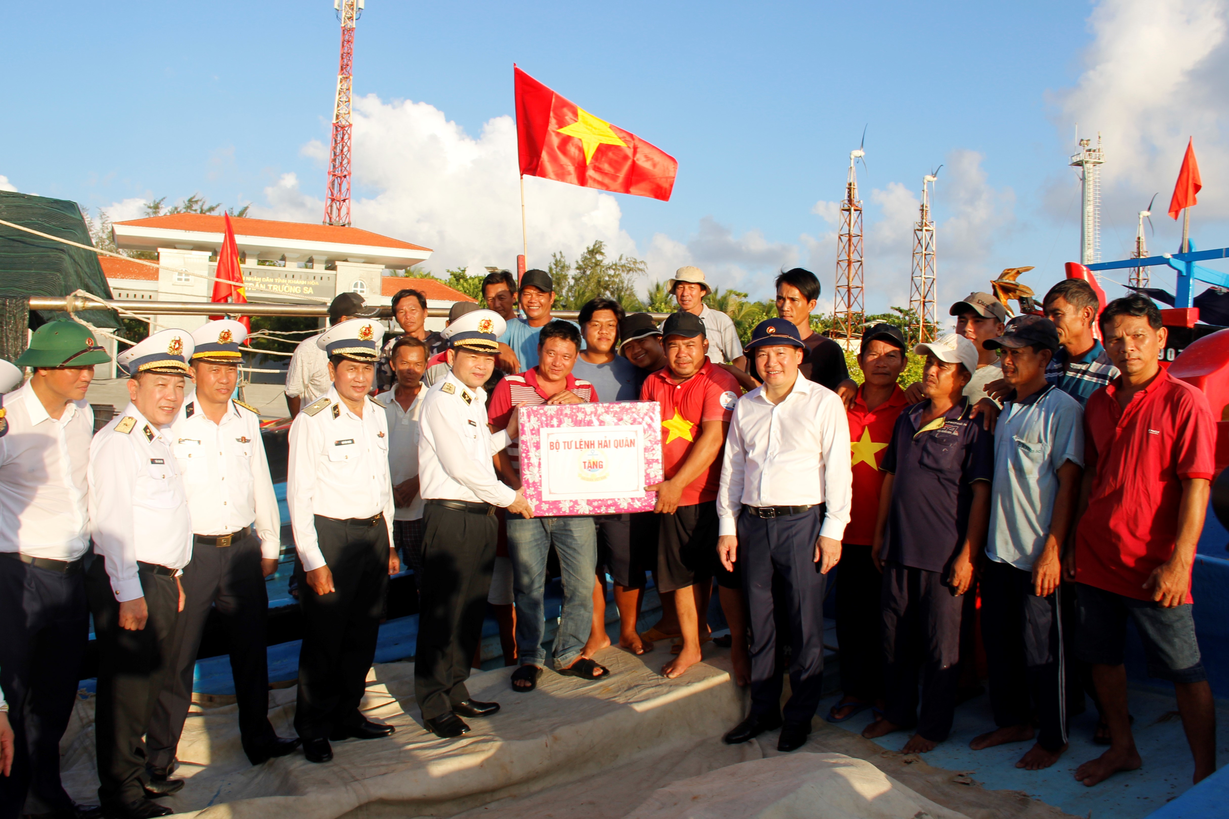 Trung tướng Nguyễn Văn Bổng, Bí thư Đảng ủy, Chính ủy Quân chủng Hải quân và đồng chí Hồ Xuân Trường – Phó Bí thư Đảng ủy Khối Doanh nghiệp Trung ương thăm, tặng quà, động viên bà con ngư dân tại Âu tàu đảo Trường Sa lớn.