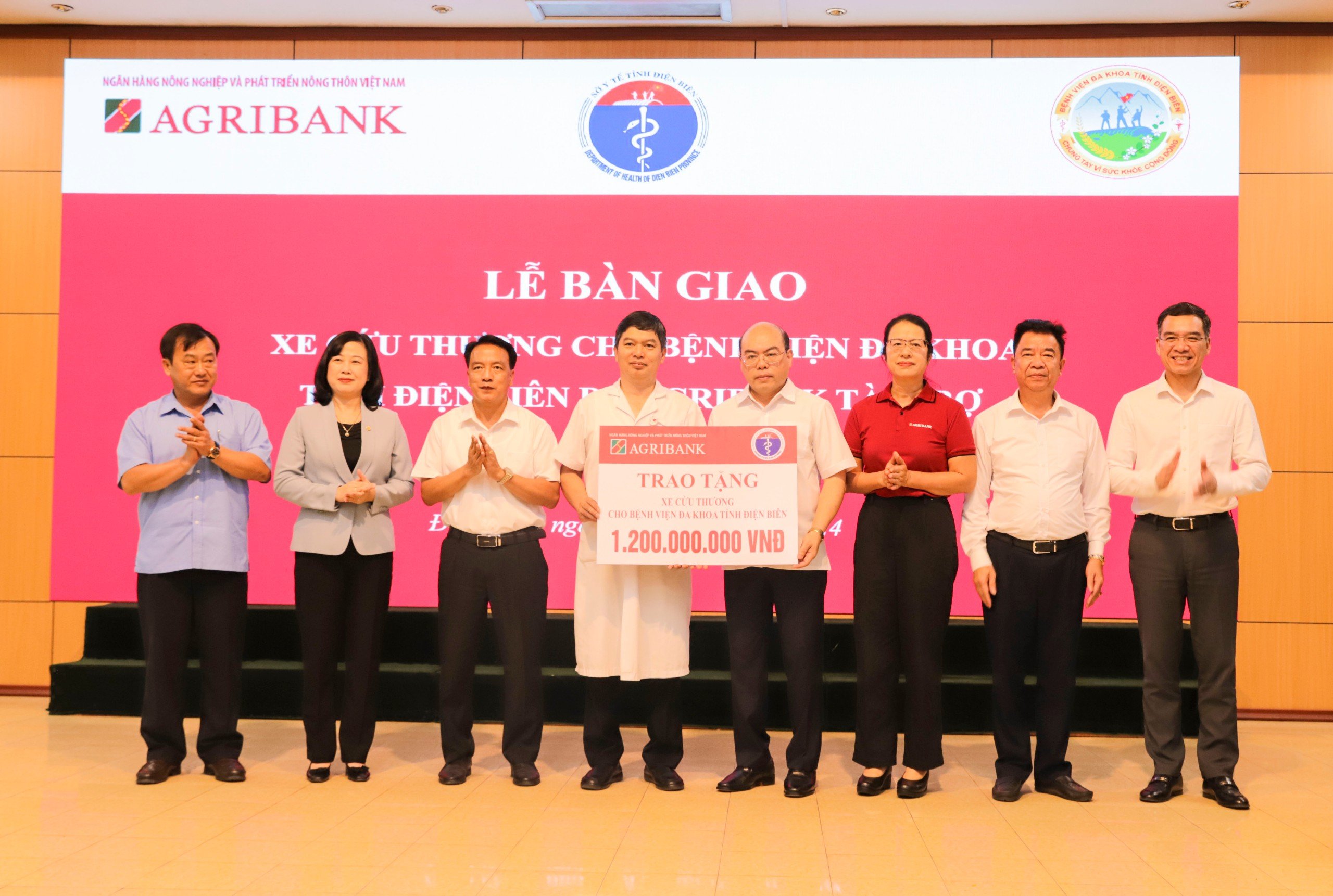 Agribank trao tặng biểu trưng xe cứu thương trị giá 1,2 tỷ đồng cho Bệnh viện Đa khoa tỉnh Điện Biên