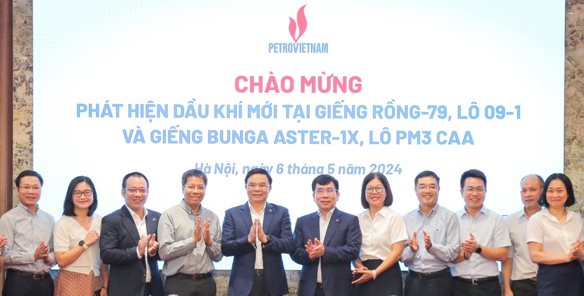 Lãnh đạo Tập đoàn, các ban chuyên môn, đơn vị thành viên chúc mừng thành công từ 2 phát hiện mới.