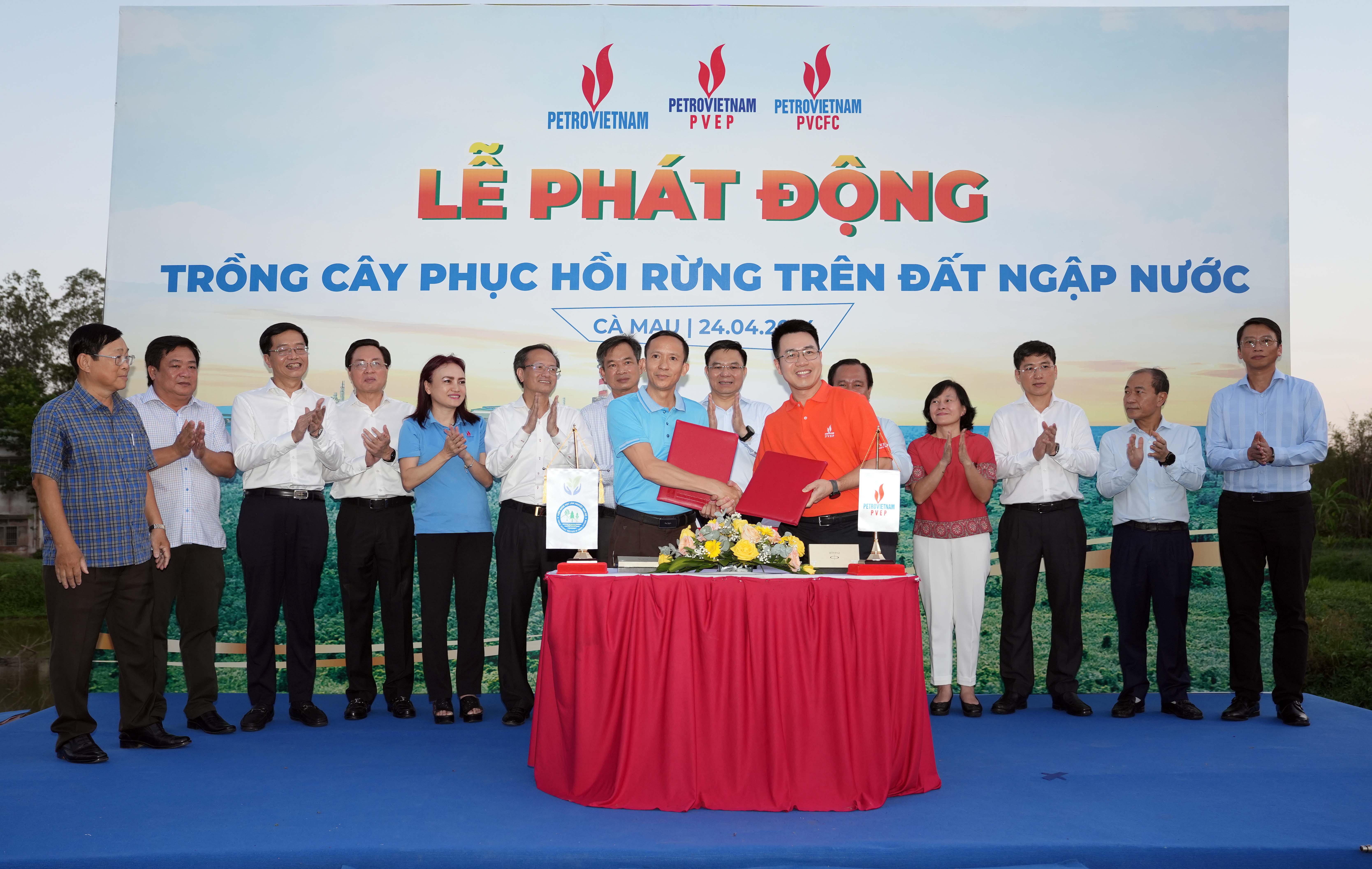 Các đơn vị Dầu khí ký thỏa thuận với Viện Khoa học lâm nghiệp Nam bộ, Sở NN&PTNT tỉnh Cà Mau trồng mới 40 ha rừng và 250.000 cây xanh trên địa bàn tỉnh.