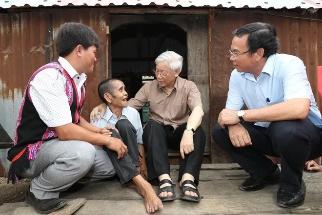 Tổng Bí thư Nguyễn Phú Trọng thăm gia đình thương binh Đinh Phi, hộ gia đình chính sách có hoàn cảnh đặc biệt khó khăn ở làng Tung Ke 2, xã Ayun, huyện Chư Sê, tỉnh Gia Lai, chiều 12/4/2017. (Ảnh: Trí Dũng/TTXVN)