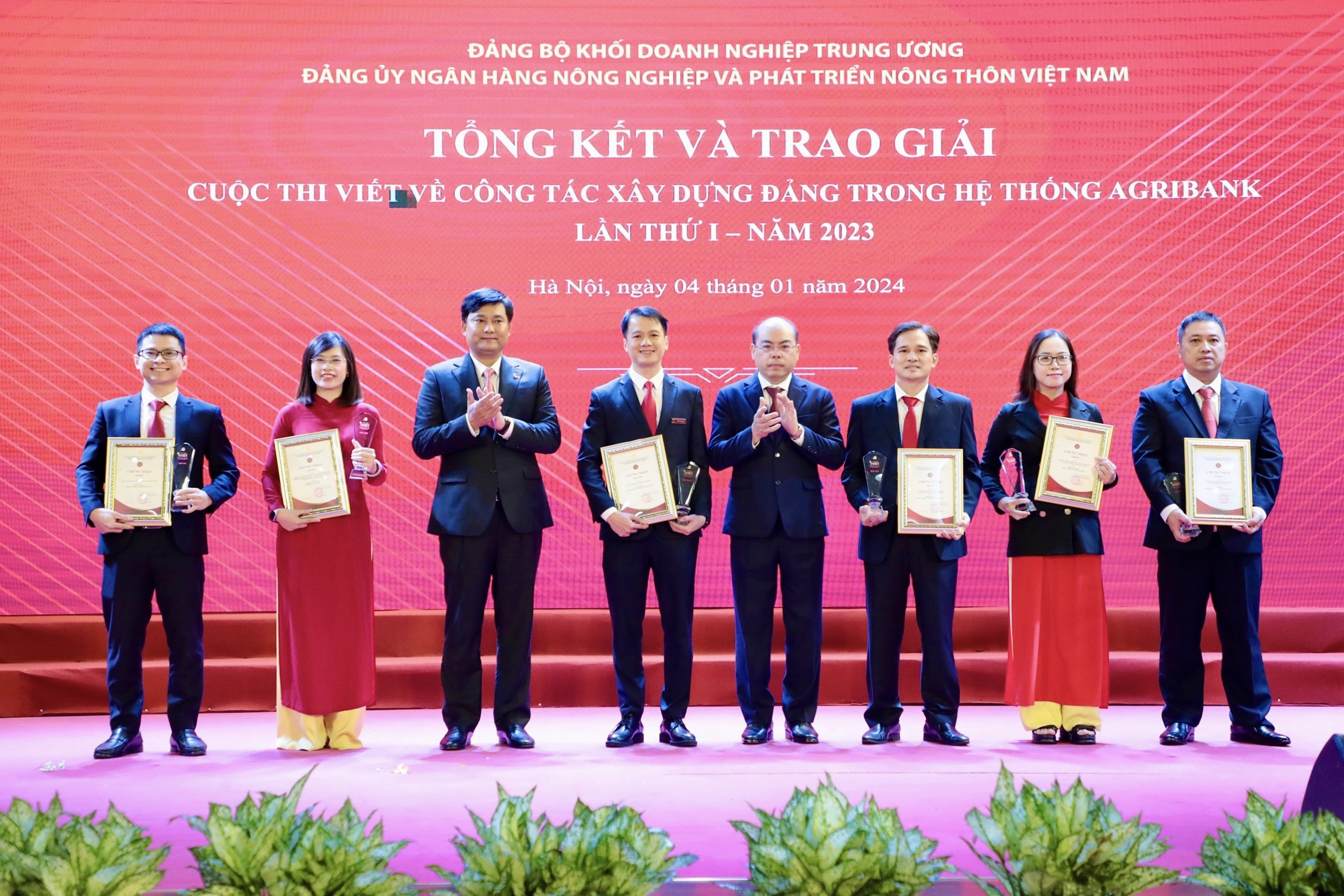 Cán bộ, đảng viên Agribank nghiêm túc tham gia học tập chuyên đề Học tập và làm theo tư tưởng, đạo đức, phong cách Hồ Chí Minh.