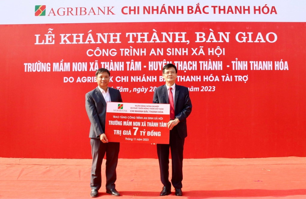 Đồng chí Nguyễn Thái Triệu, Bí thư Đảng ủy, Giám đốc Agribank Bắc Thanh Hóa (phải) trao tặng công trình an sinh xã hội trường mầm non xã Thành Tâm