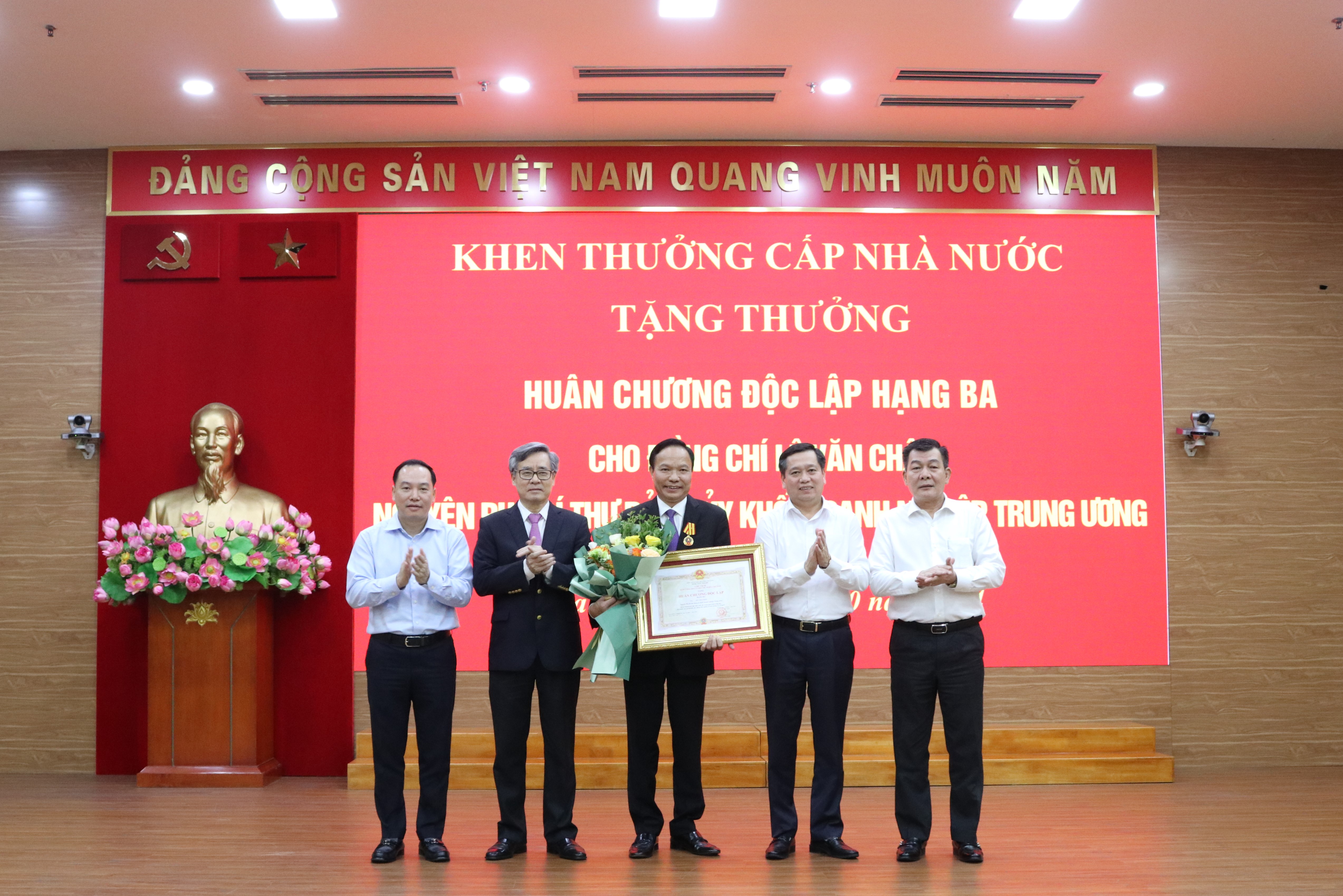 Đồng chí Nguyễn Quang Dương, Uỷ viên BCH Trung ương Đảng và Thường trực Đảng uỷ Khối Doanh nghiệp Trung ương tặng hoa chúc mừng đồng chí 