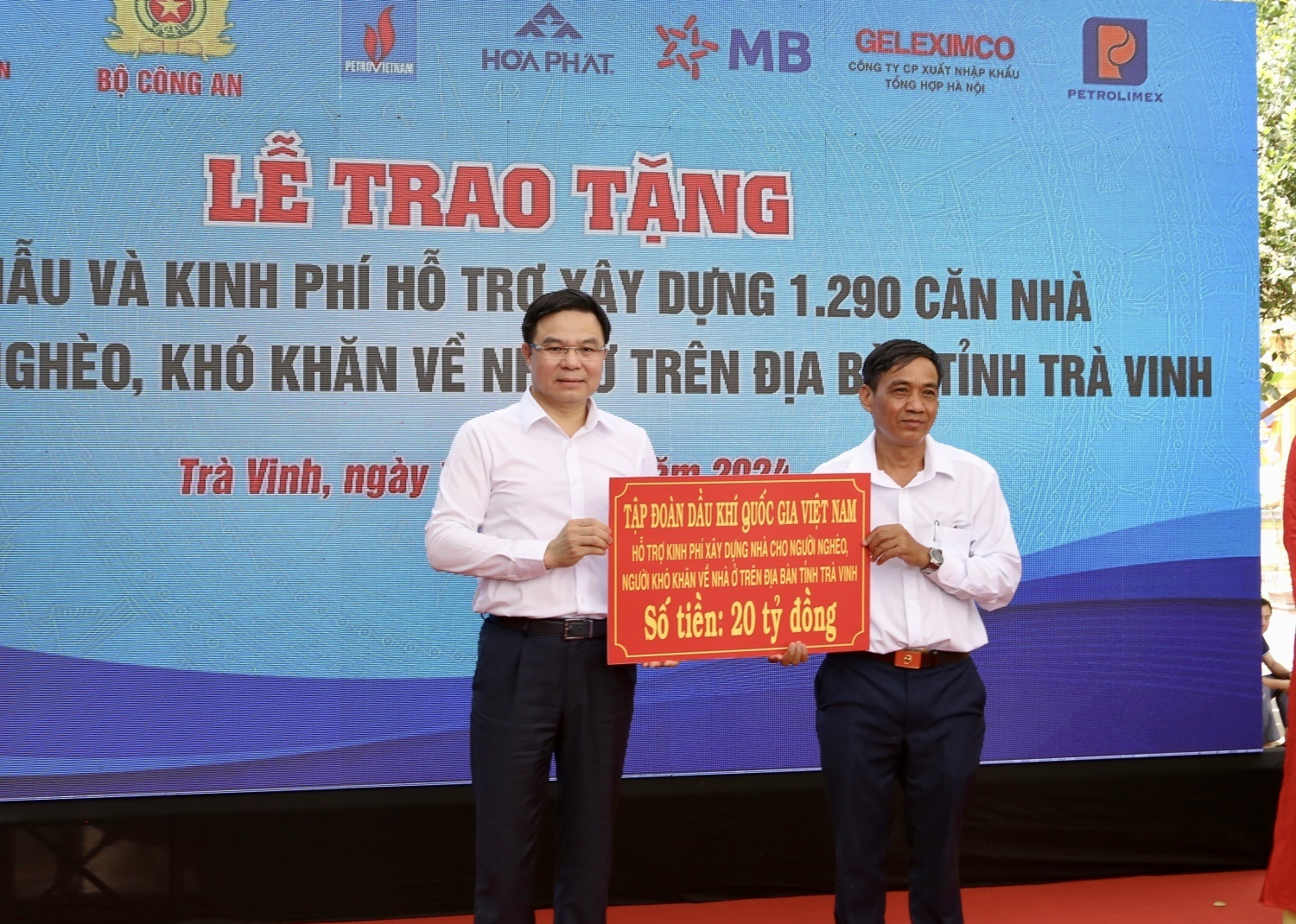 Đồng chí Lê Mạnh Hùng - Bí thư Đảng ủy, Chủ tịch HĐTV Petrovietnam đại diện cho người lao động Dầu khí trao tặng 20 tỷ đồng xây dựng 400 căn nhà cho người nghèo trên địa bàn tỉnh Trà Vinh.