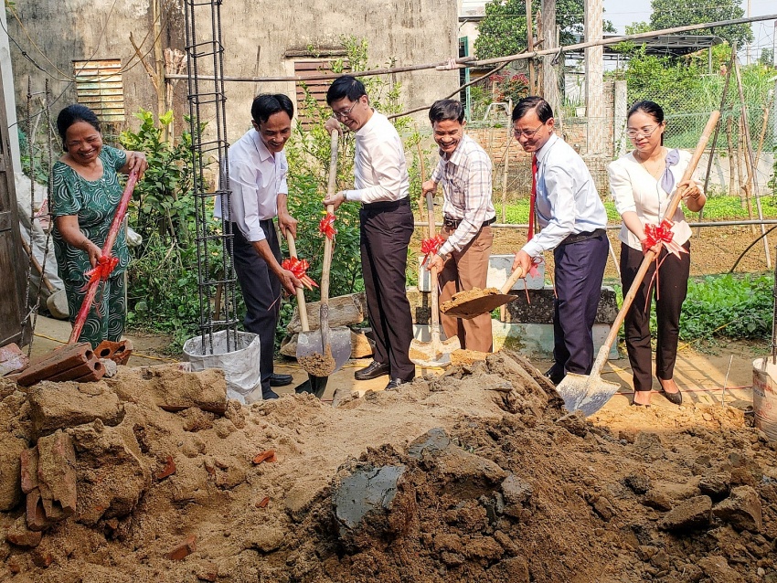 Đồng chí Trần Quang Dũng, Phó Bí thư thường trực Đảng ủy Tập đoàn cùng lãnh đạo địa phương và người dân tham gia động thổ xây dựng nhà đại đoàn kết tại xã Đại Cường, huyện Đại Lộc, tỉnh Quảng Nam.