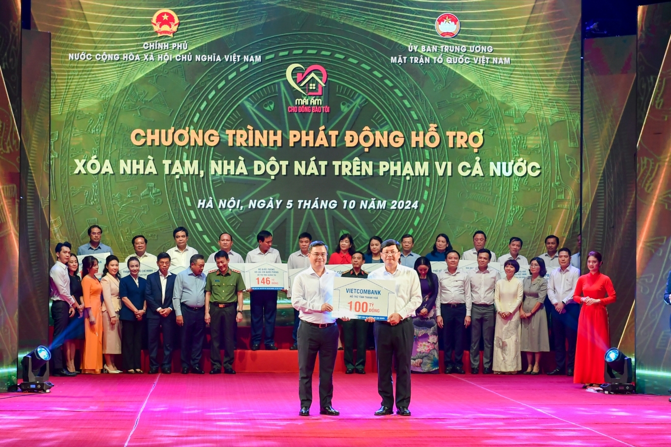 Bí thư Đảng uỷ, Chủ tịch HĐQT Vietcombank trao tượng trưng kinh phí 100 tỷ đồng hỗ trợ xoá nhà tạm, nhà dột nát ủng hộ cho địa phương.