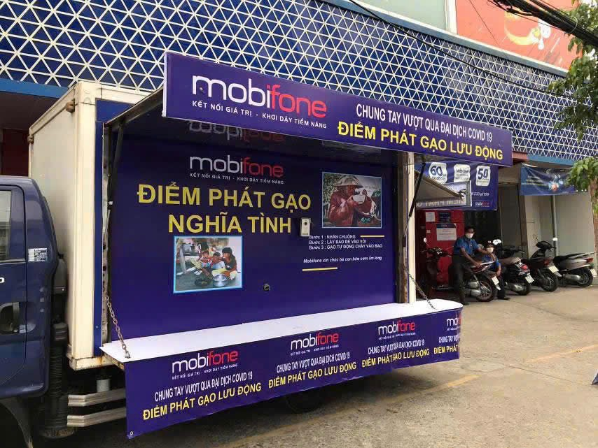 Chi nhánh MobiFone Đồng Nai biến xe bán hàng lưu động thành xe phát gạo lưu động. Ảnh chụp trong đợt cao điểm dịch covid19 tại miềm Nam năm 2021