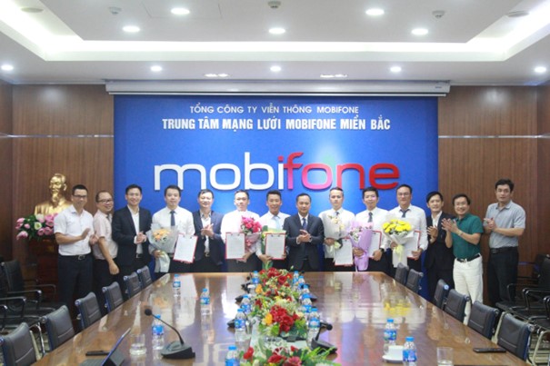 Lễ trao quyết định điều động cán bộ của Trung tâm Mạng lưới MobiFone miền Bắc