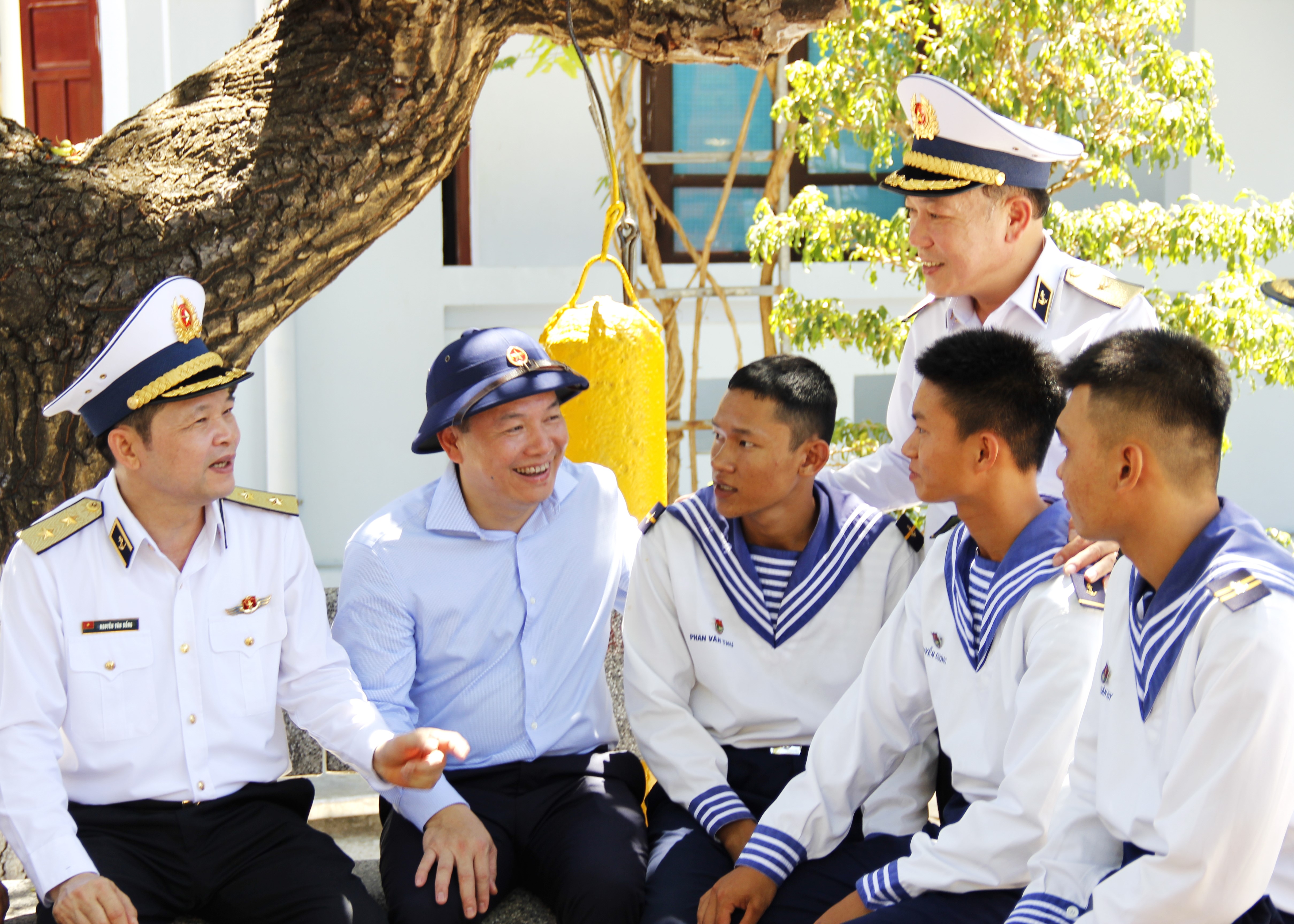 Đồng chí Trung tướng Nguyễn Văn Bổng, Bí thư Đảng ủy, Chính ủy Quân chủng Hải quân và đồng chí Hồ Xuân Trường, Phó Bí thư Đảng ủy Khối Doanh nghiệp Trung ương trò chuyện, hỏi thăm các chiến sĩ trên đảo Sinh Tồn.